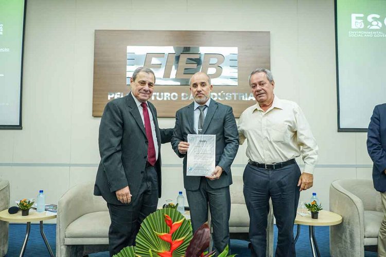 Sandro Magalhães, vice-presidente de Operações Brasil e Argentina da JMC (ao centro) recebe a certificação ESG da ABNT/Foto: Divulgação/JMC Yamana Gold